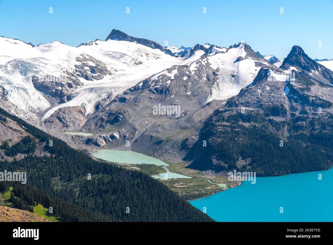 Il vivace lago Garibaldi e i ghiacciai annidati nelle Montagne Rocciose canadesi della British Columbia. Foto Stock