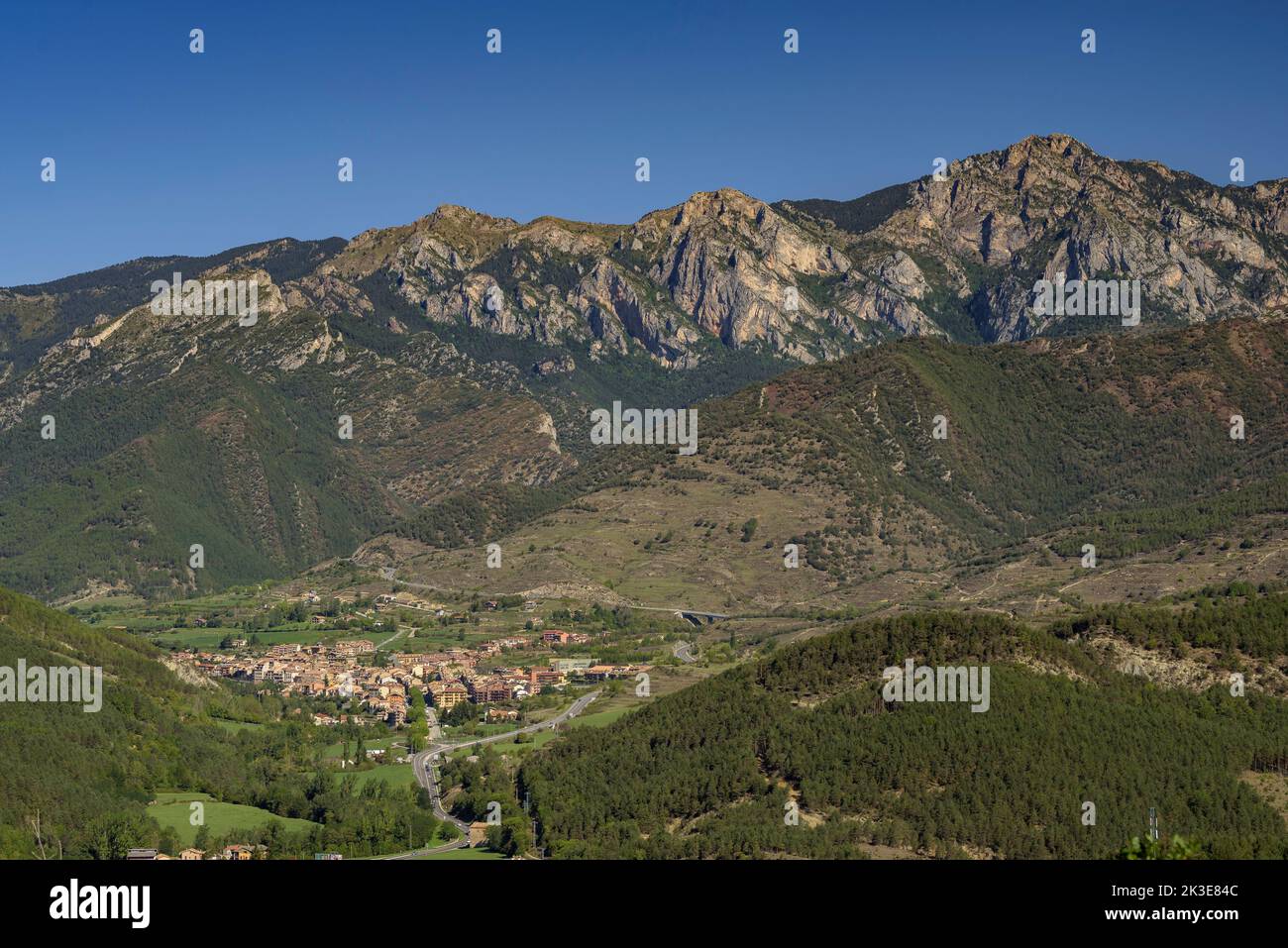 Bagà e la catena della Serra de Moixeró vista dal punto di vista di Serradet, vicino a Sant Julià de Cerdanyola (Berguedà, Catalogna, Spagna, Pirenei) Foto Stock