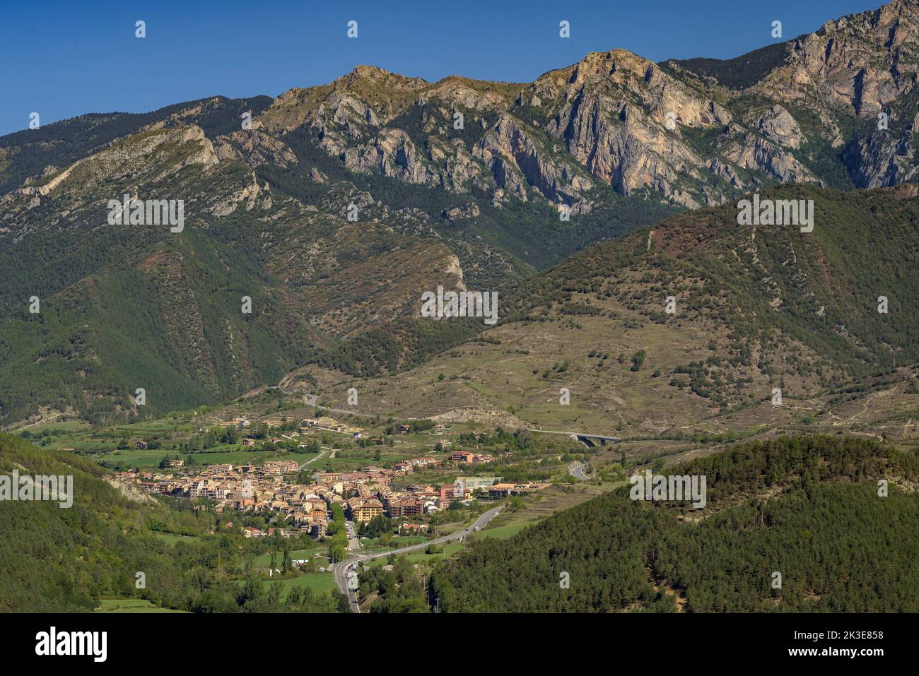 Bagà e la catena della Serra de Moixeró vista dal punto di vista di Serradet, vicino a Sant Julià de Cerdanyola (Berguedà, Catalogna, Spagna, Pirenei) Foto Stock