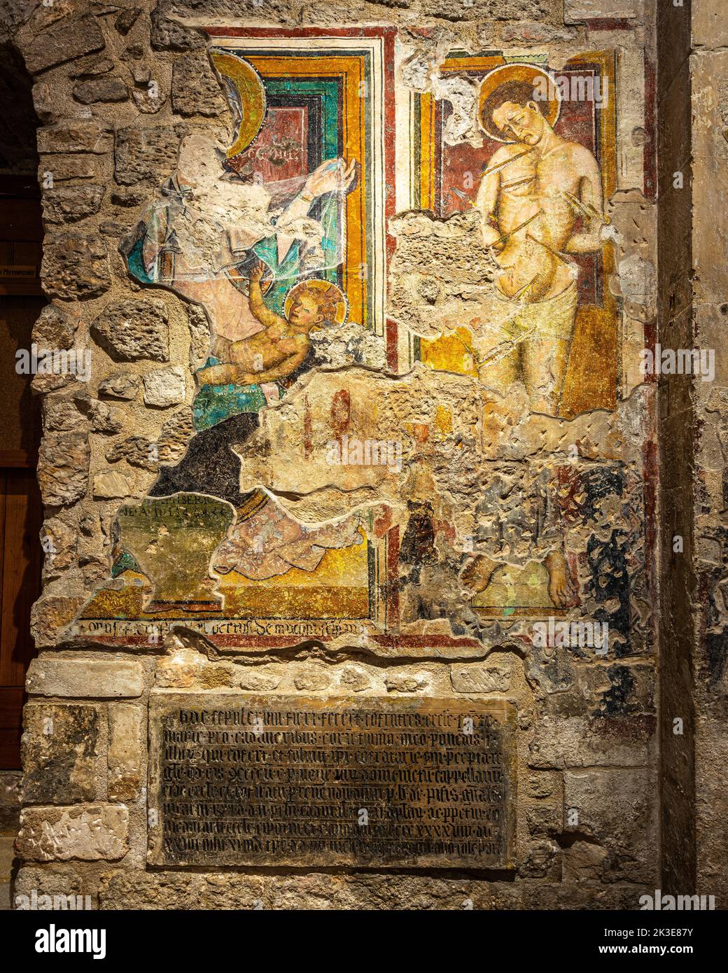 Affreschi bizantini sulle colonne e le pareti della chiesa di Santa Maria maggiore a Monte Sant'Angelo in Puglia. Monte Sant'Angelo, Puglia Foto Stock