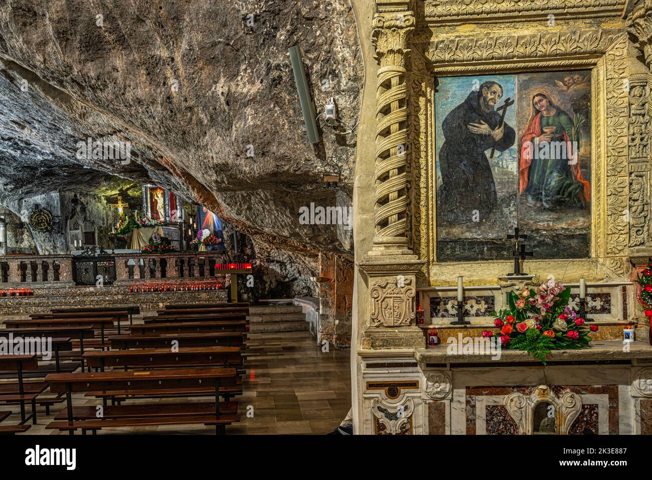 Ingresso alla grotta del Santuario di San Michele Arcangelo.il