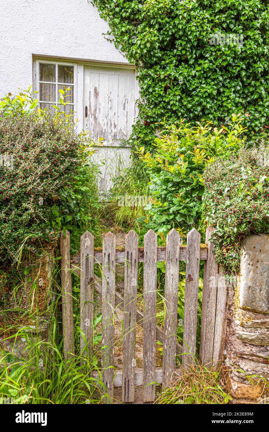 Un cottage trascurato accanto alla via Coleridge sul Parco Nazionale di Exmoor tra Brendon e Rockford, Devon UK Foto Stock