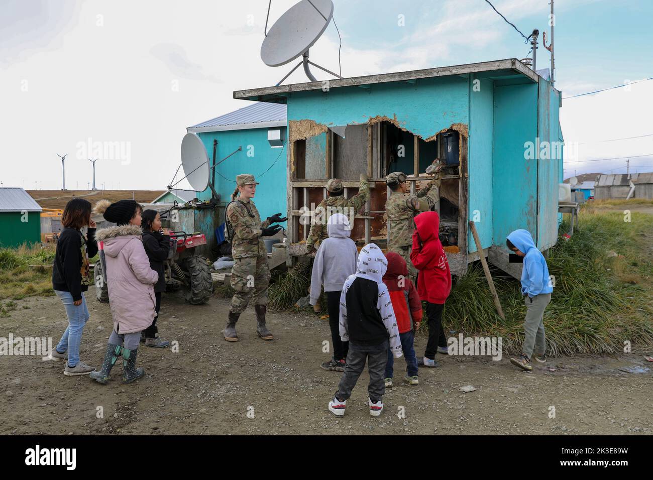 Tooksook Bay, Stati Uniti. 24th Set, 2022. I soldati degli Stati Uniti con la Guardia Nazionale dell'Alaska assistono i residenti locali nella pulizia delle proprietà danneggiate durante l'operazione Merbok Response, 24 settembre 2022 a Toksook Bay, Alaska. I remoti villaggi costieri subirono danni dai resti di Tifone Merbok che causarono inondazioni in oltre 1.000 miglia di costa dell'Alaska. Credit: 1st Lt. Balinda o'Neal/US Army/Alamy Live News Foto Stock