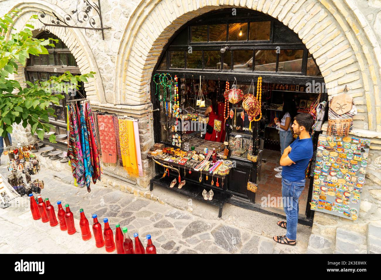 Shaki, Azerbaijan- 20 maggio 2019: Negozi di antiquariato a Shaki, Azerbaigian Foto Stock