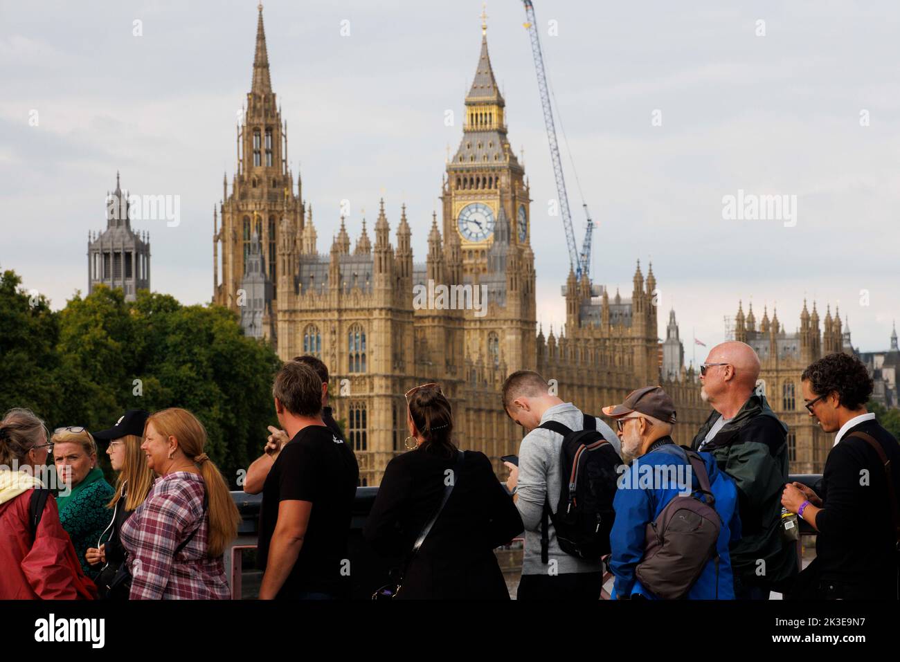 Si è formata una coda per consentire ai membri del pubblico di passare davanti alla bara della Regina Elisabetta II mentre il compianto monarca si trova nello stato presso la Westminster Hall. Il Foto Stock