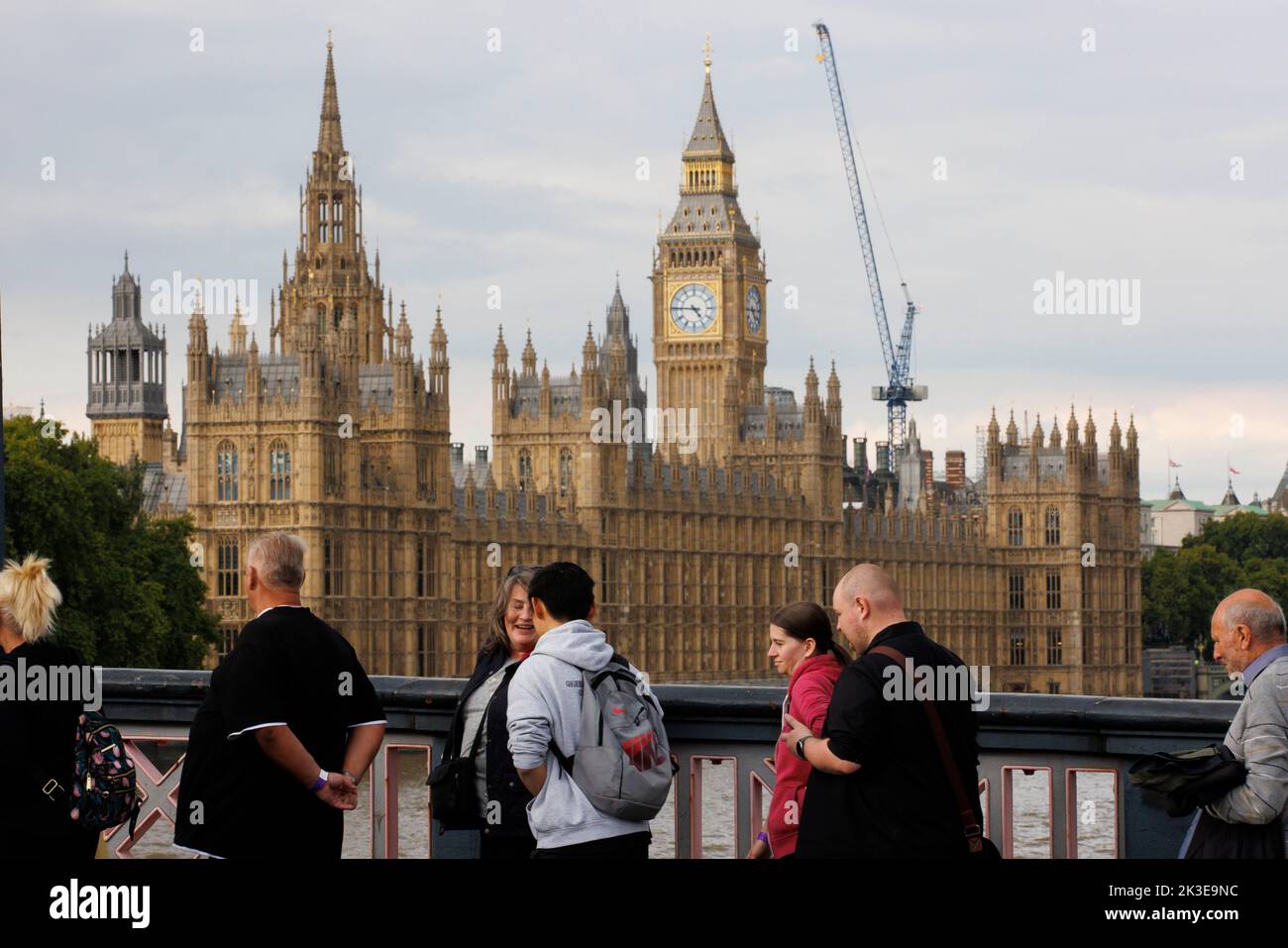 Si è formata una coda per consentire ai membri del pubblico di passare davanti alla bara della Regina Elisabetta II mentre il compianto monarca si trova nello stato presso la Westminster Hall. Il Foto Stock