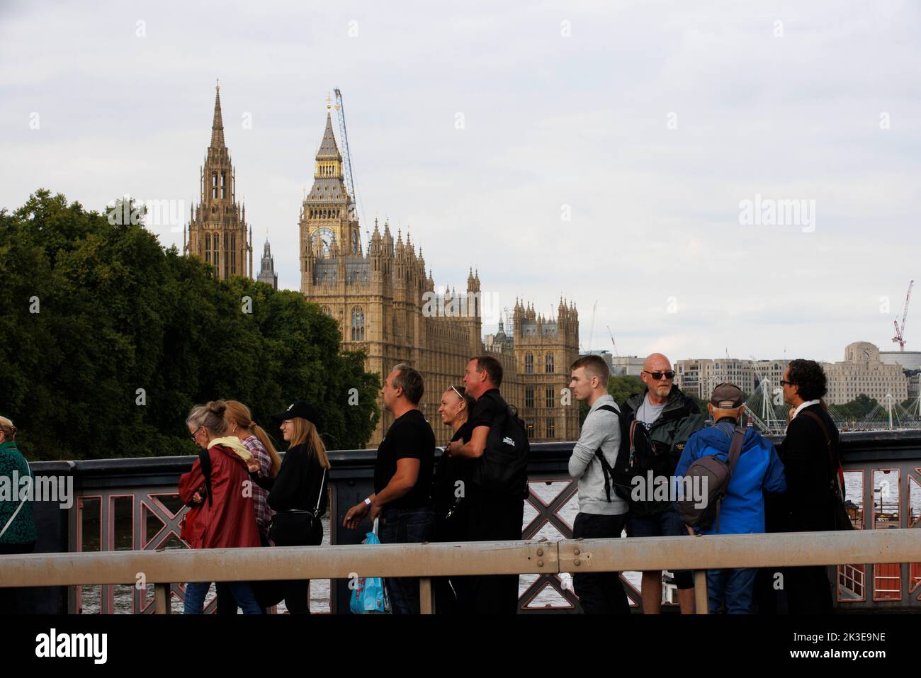 Si è formata una coda per consentire ai membri del pubblico di passare davanti alla bara della Regina Elisabetta II mentre il compianto monarca si trova nello stato presso la Westminster Hall. Il Foto Stock