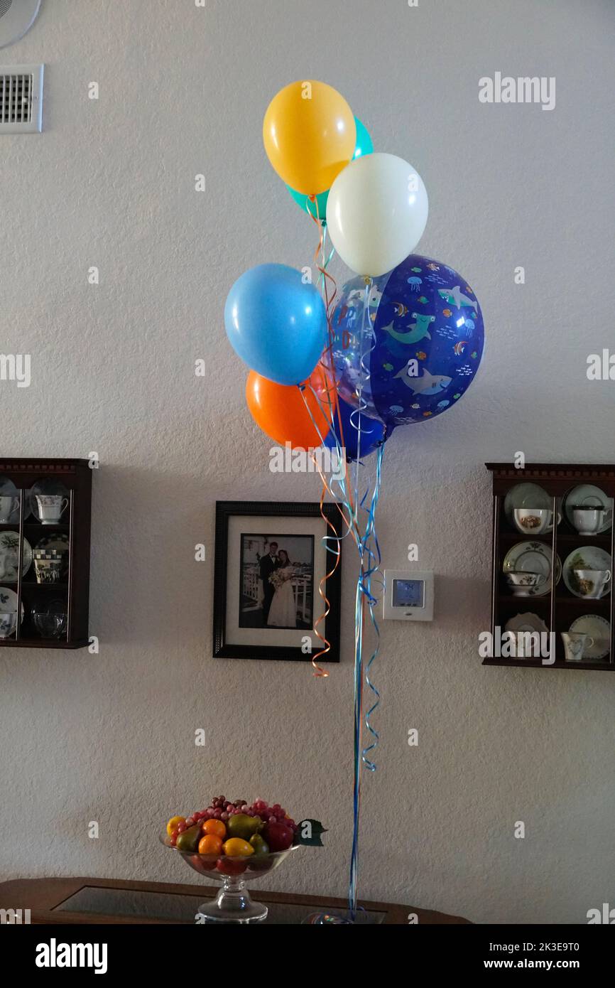 Palloncini "buon compleanno" Foto Stock