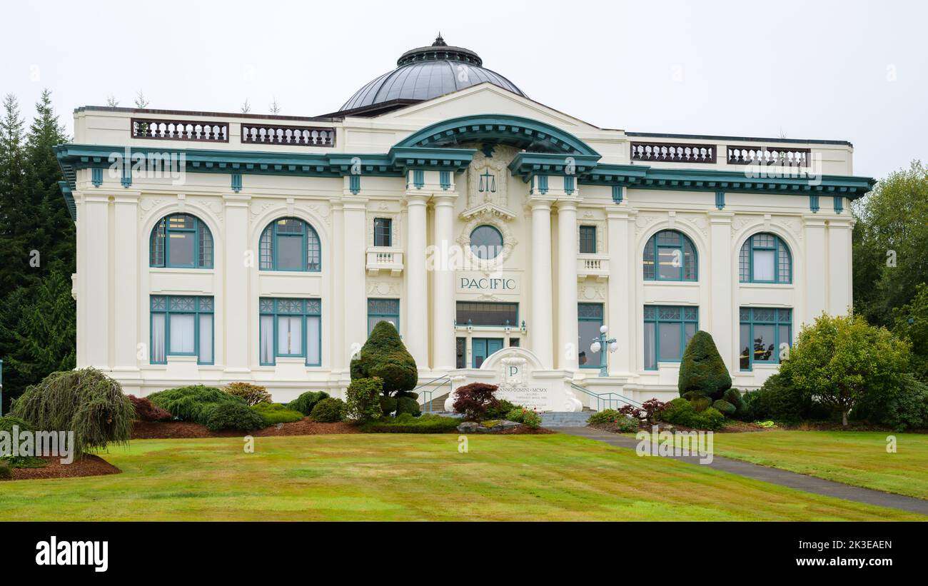 South Bend, WA, USA - 14 settembre 2022; facciata del tribunale della contea del Pacifico e prato a South Bend, Washington, con cupola e nome Foto Stock