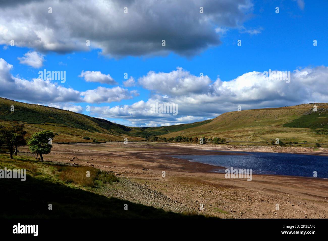 Acqua molto bassa al serbatoio di Widdop, estate 2022 siccità. Foto Stock