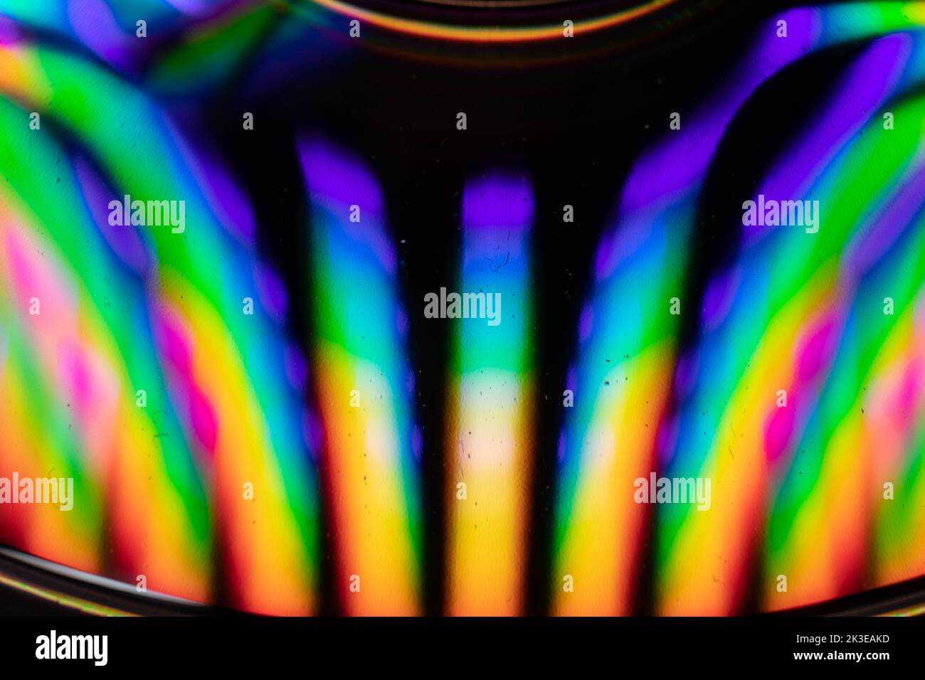 Gocce d'acqua su un CD creano un'esplosione di colore e una corsa per i sensi Foto Stock
