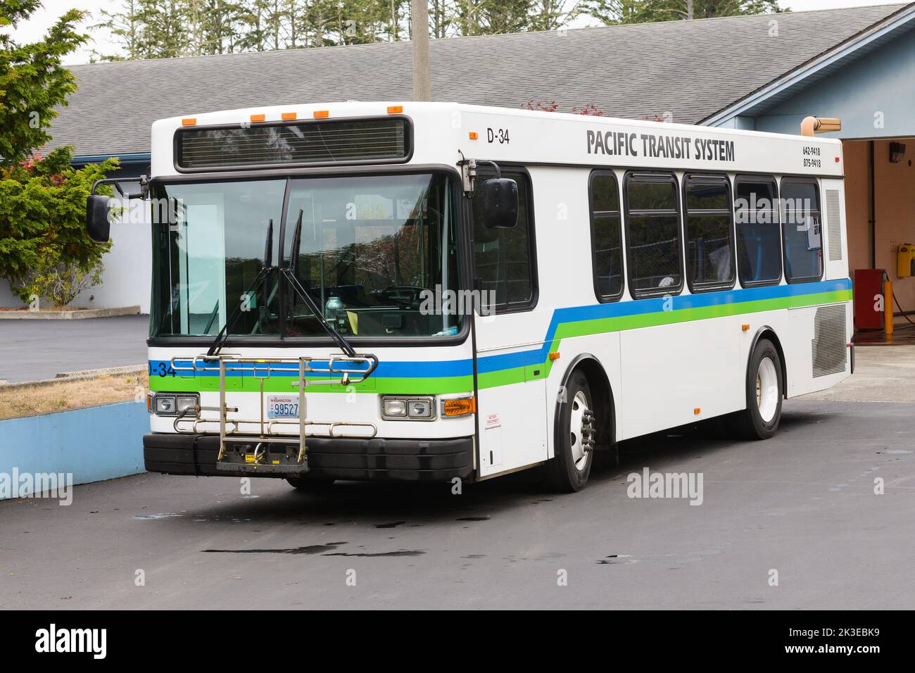 Seaview, WA, USA - 21 settembre 2022; Pacific Transit System Gillig, autobus passeggeri parcheggiato presso la struttura Seaview Foto Stock