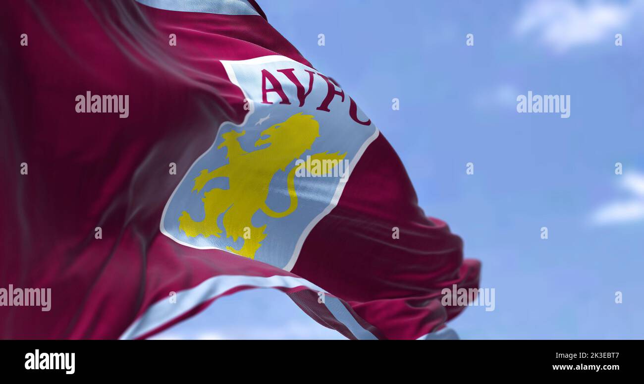 Birmingham, Regno Unito, 2022 maggio: La bandiera dell'Aston Villa Football Club sventola nel vento in una giornata limpida. L'Aston Villa è una squadra di calcio professionale basata su i. Foto Stock
