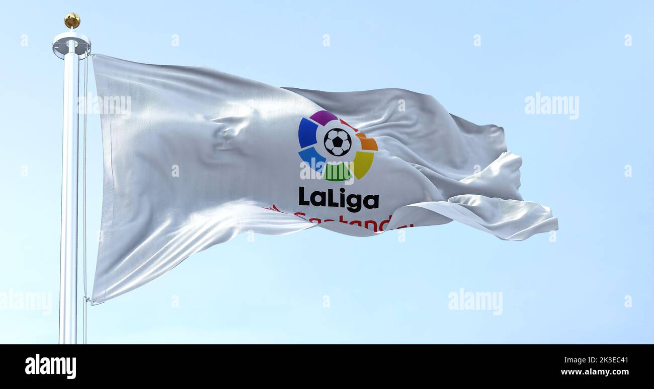 Madrid, SPA, luglio 2022: Primo piano della bandiera la Liga che sventola nel vento. La Liga è la principale divisione calcistica professionistica maschile del calcio spagnolo Foto Stock