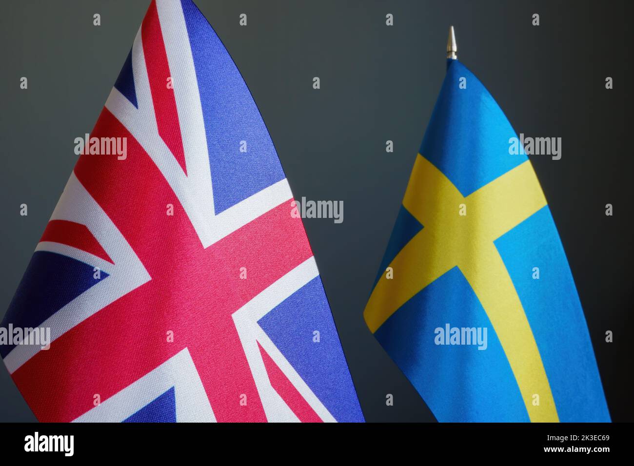 Bandiere di Gran Bretagna e Svezia affiancate. Foto Stock