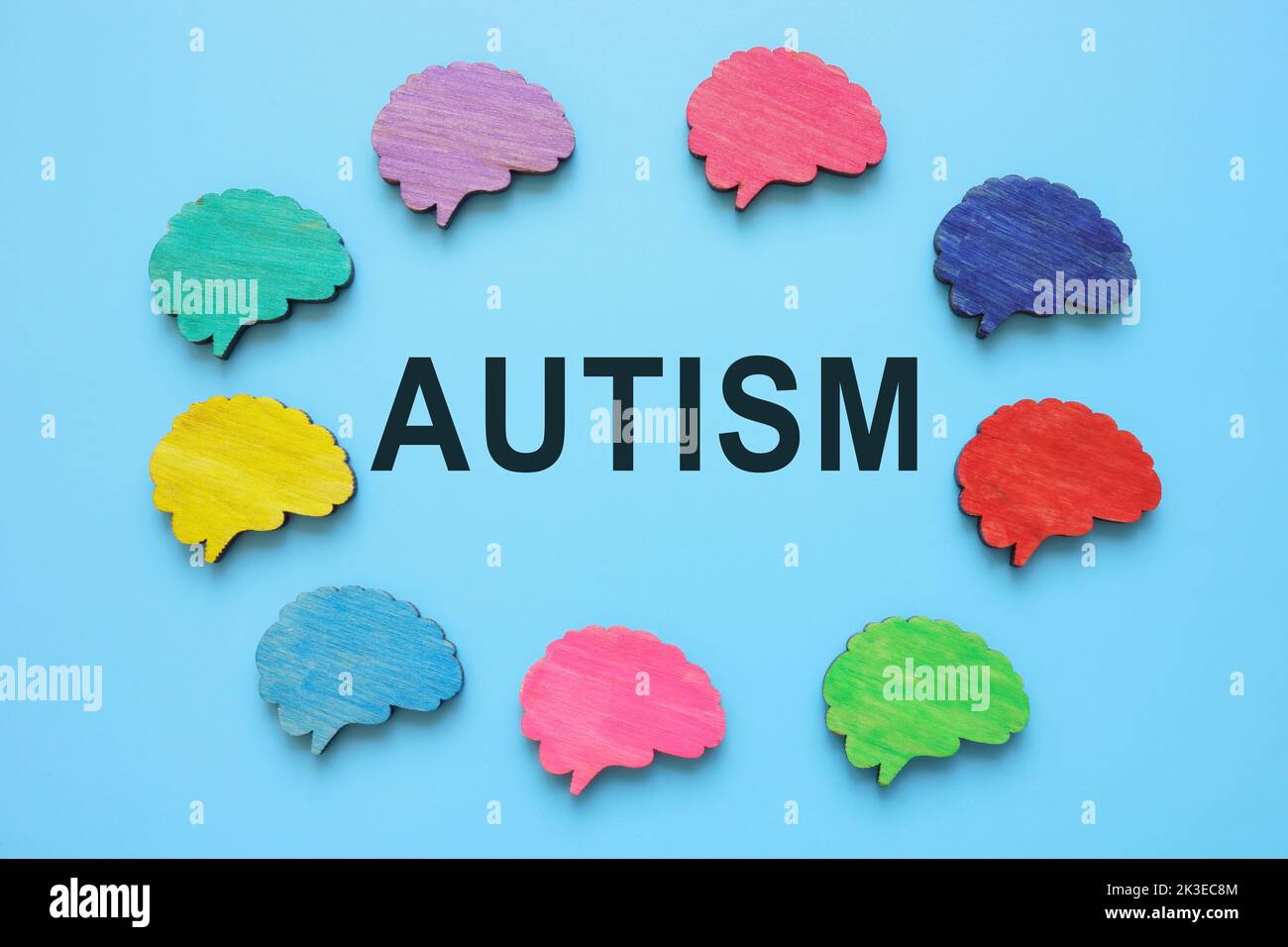 Autismo parola e piccoli cervelli colorati intorno. Foto Stock