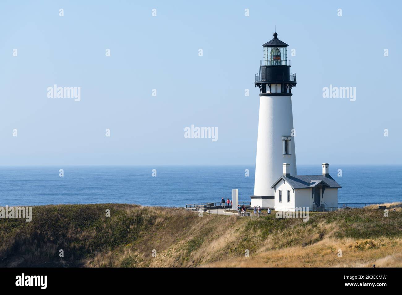 Newport, OR, USA - 19 settembre 2022; faro di Yaquina dipinto in bianco e nero presso l'eccezionale Area Naturale Foto Stock