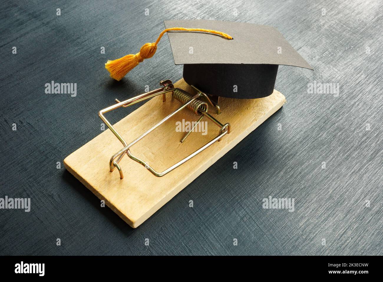 Mousetrap e tappo di laurea come simbolo di frodi nel settore dell'istruzione. Foto Stock
