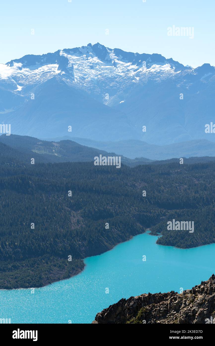 Affacciato sullo splendido lago Garibaldi turchese e sullo sfondo montuoso della British Columbia. Foto Stock
