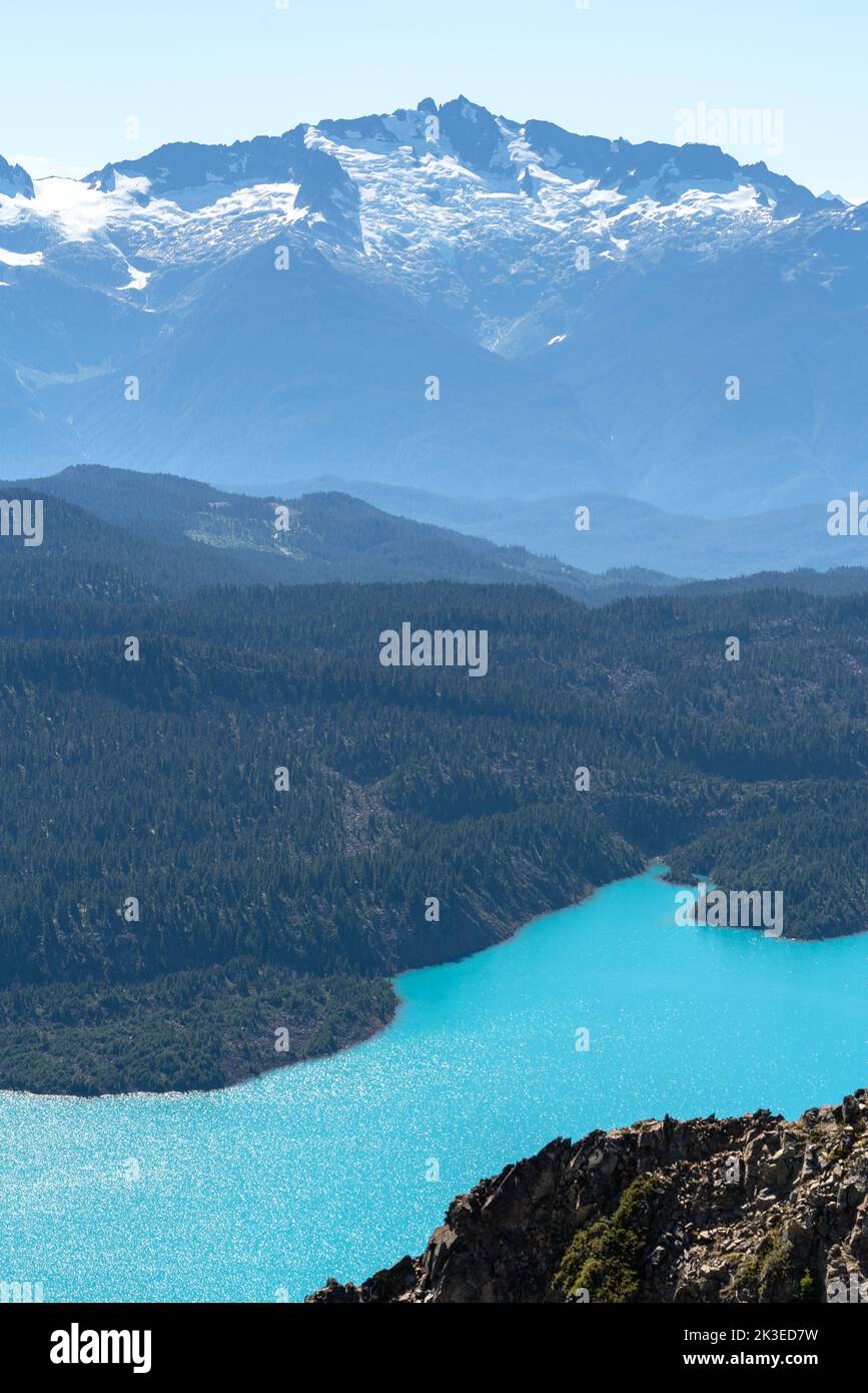 Affacciato sul vivace lago Garibaldi dalle alture di Panorama Ridge. Foto Stock