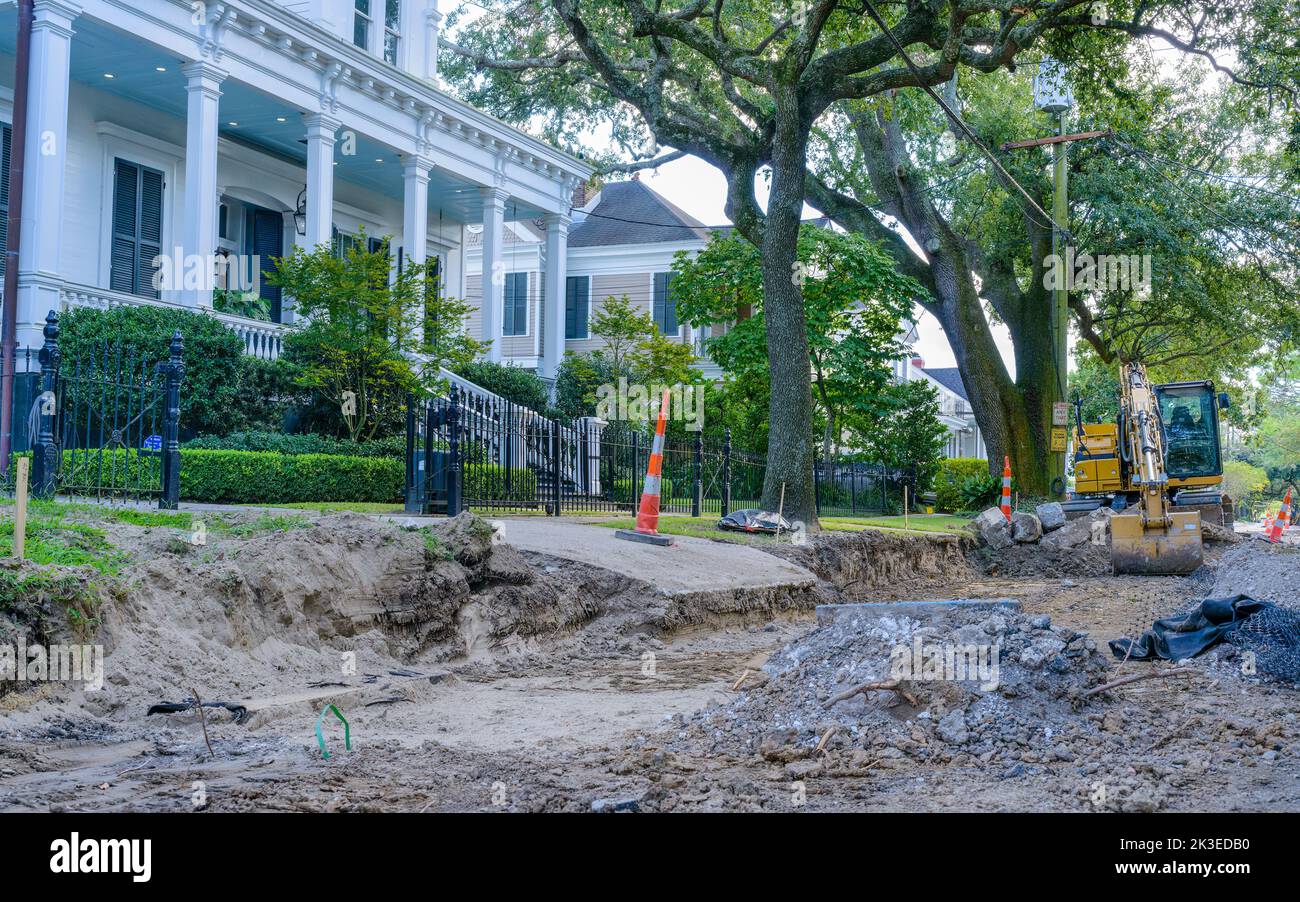 NEW ORLEANS, LA, USA - 18 SETTEMBRE 2022: Foto di riparazione stradale di Lowerline Street che mostra la parte anteriore della casa storica e la superficie di strada demolita Foto Stock