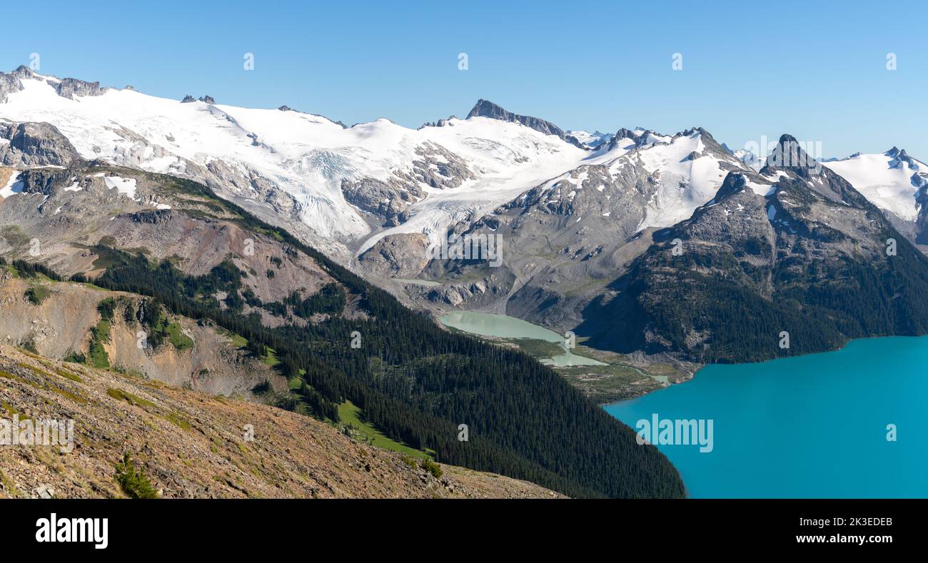 Ampia vista sulle montagne con il lago Garibaldi da Panorama Ridge. Foto Stock