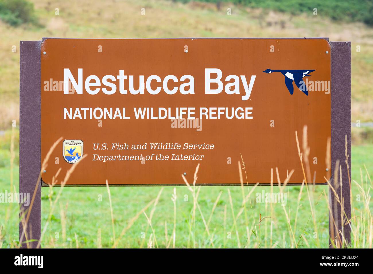Cloverdale, OR, USA - 15 settembre 2022; firma per il Nestucca Bay National Wildlife Refuge sulla costa dell'Oregon Foto Stock