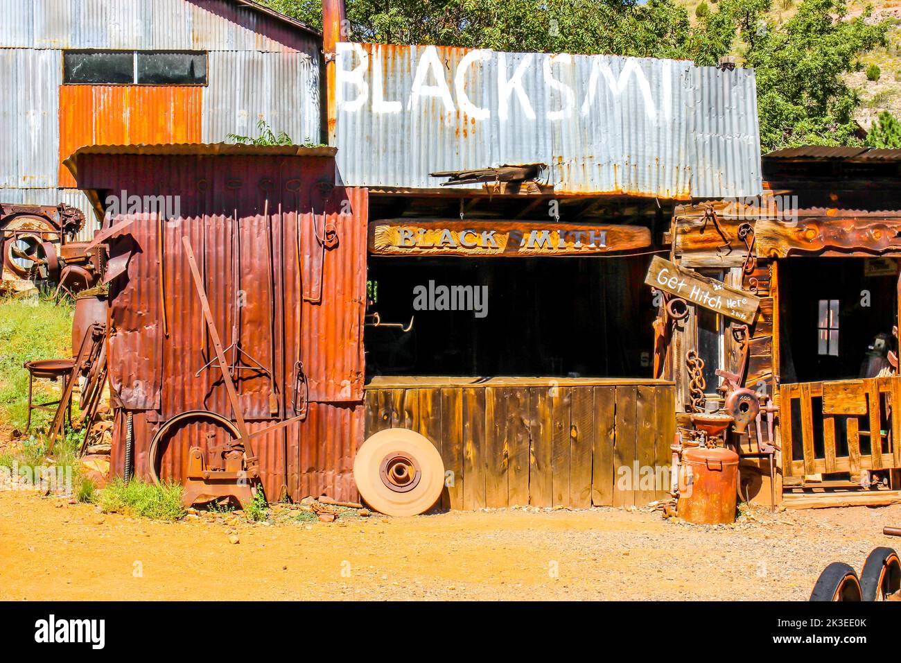 Vecchio edificio in legno e metallo di Blacksmith a Ghost Town Foto Stock