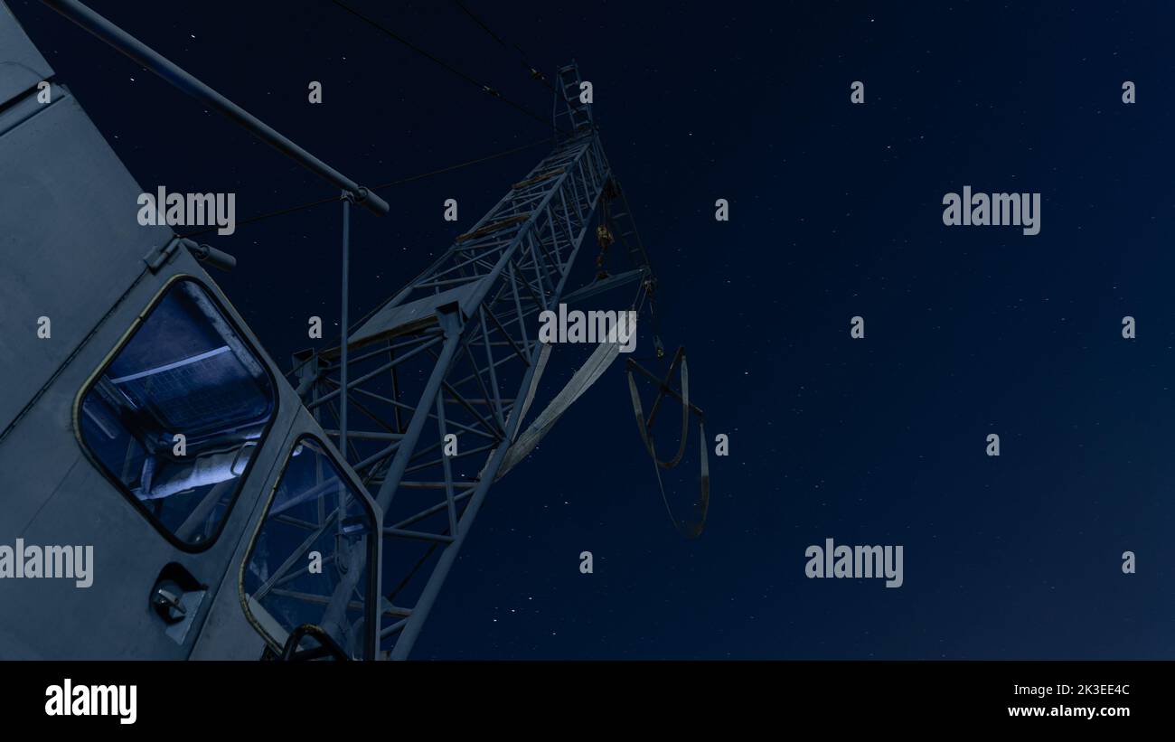 Nave gru nel porto industriale di una notte stellata Foto Stock