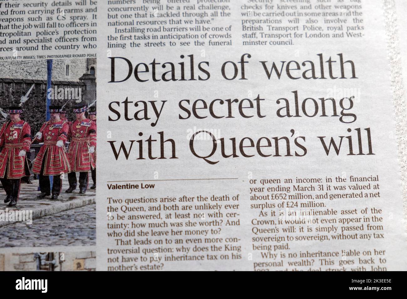 "Dettagli di ricchezza rimanere segreto con la volontà della regina" il titolo del giornale di Times Queen Elizabeth III Re Carlo III tassa di successione articolo 2022 Foto Stock