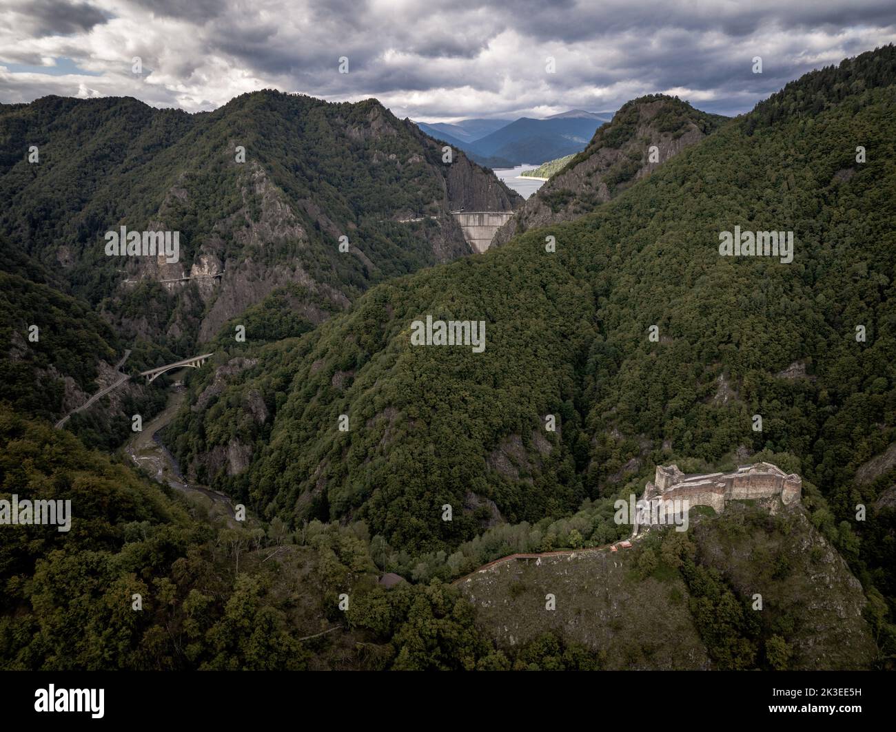 Veduta aerea della Diga di Vidraru e della Cittadella di Poenari in Romania Foto Stock