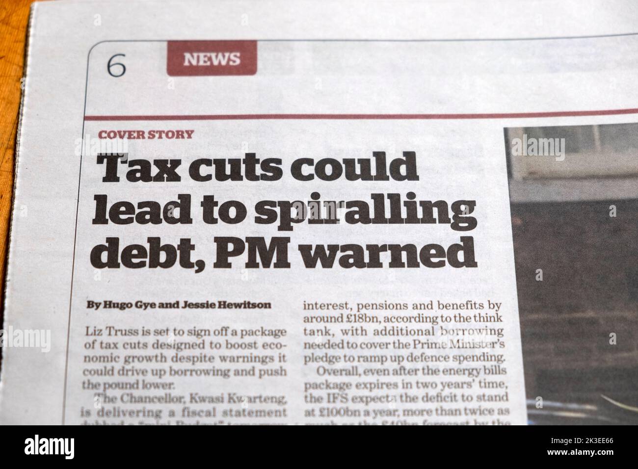 "I tagli fiscali potrebbero portare a una spirale di debito, PM ha avvertito” i giornale mini bilancio economia britannica taglio articolo 22 settembre 2022 Londra UK Foto Stock
