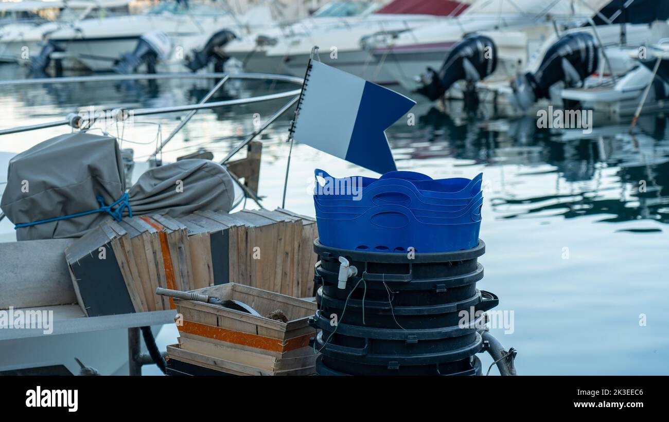 Scatole vuote su una barca da pesca situata nel porto Foto Stock