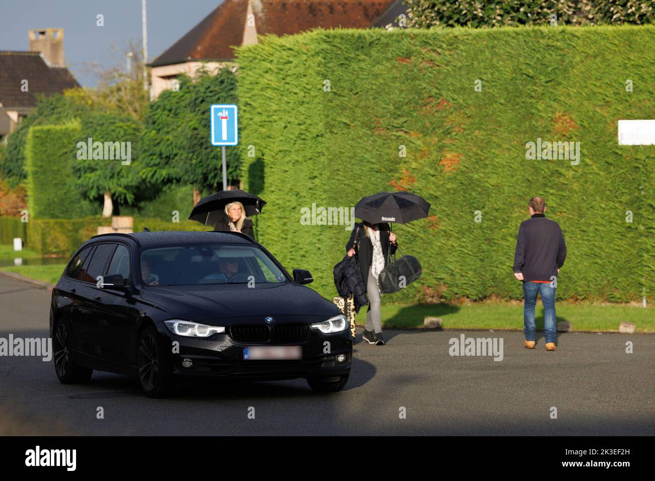 Parigi, Francia, 26 settembre 2022. ATTENZIONE EDITORI - IMMAGINE RIFILANTE - SI PREGA DI UTILIZZARE QUESTA VERSIONE DELLA FOTO CON LA TARGA SFOCATA E IL NOME DELLA STRADA - l'immagine mostra le persone nella zona vicino alla casa del Ministro Van Quickenborne, a Kortrijk, Lunedi 26 settembre 2022. Un pacchetto sospetto è stato scoperto all'inizio di questa sera. Van Quickenborne è stato sotto la protezione della polizia più alta da questo fine settimana. Quattro persone, note per essere associate a crimini contro la droga, sono state arrestate nei Paesi Bassi per minacce a lui e alla sua famiglia, possibilmente pensando di rapirlo. BELGA FOTO Foto Stock