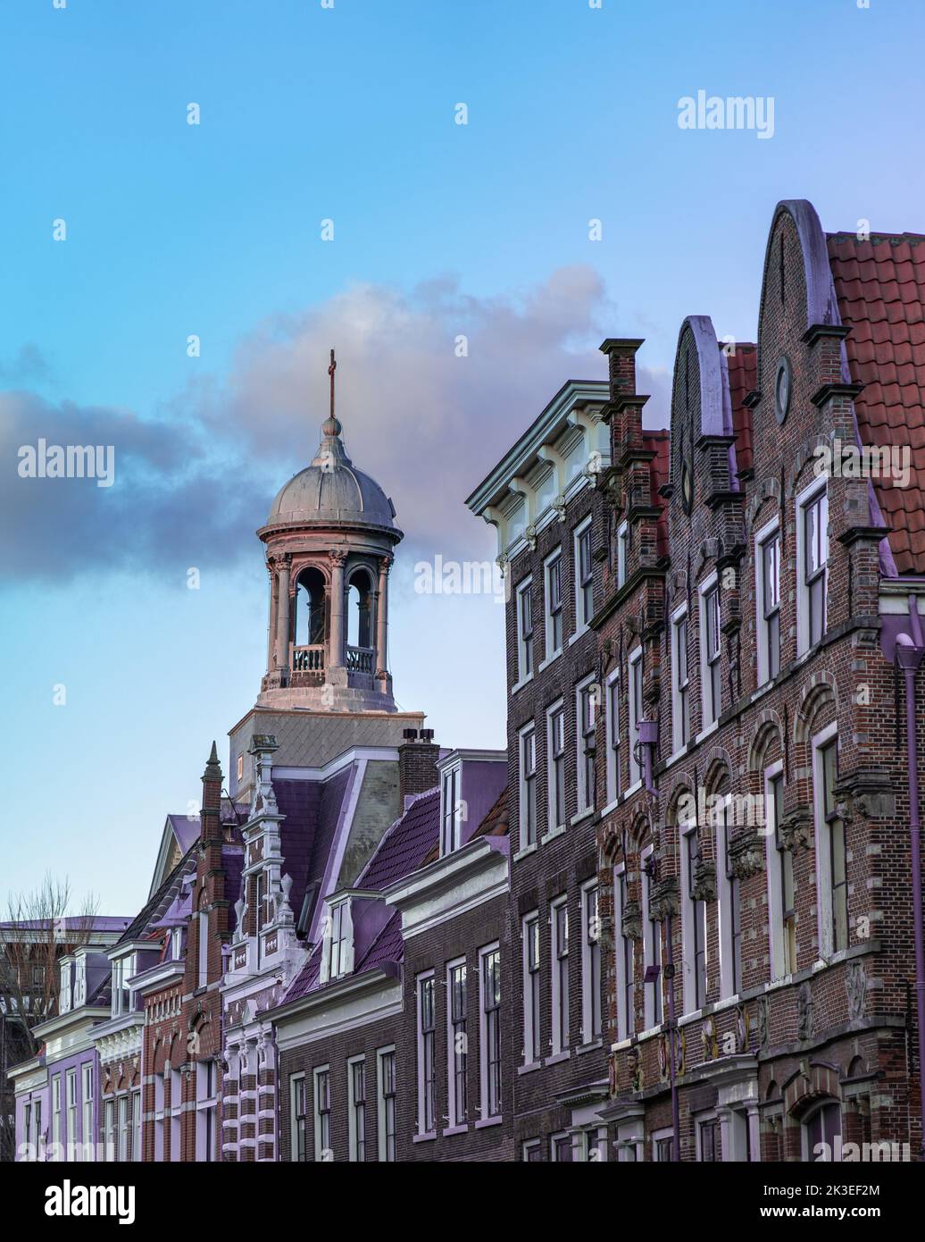 Edifici storici nel vecchio quartiere olandese di Haarlem di giorno Foto Stock