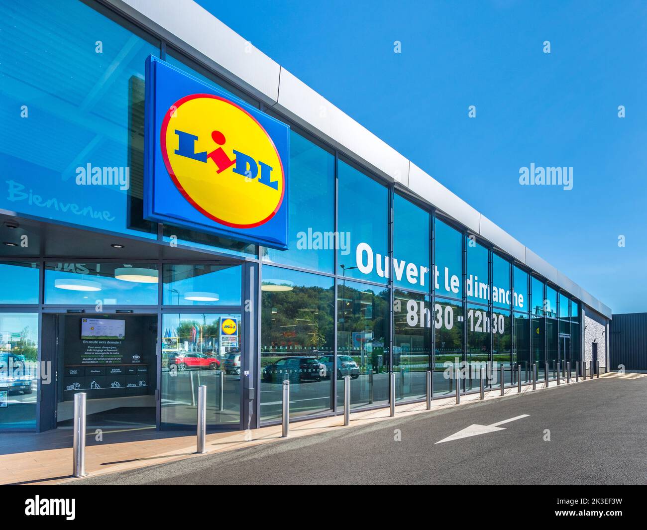 Moderna facciata in vetro del minimarket 'Lidl' - sud-Chatellerault, Vienne (86), Francia. Foto Stock