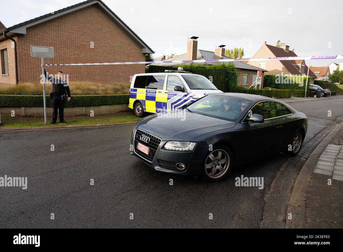 Parigi, Francia, 26 settembre 2022. ATTENZIONE EDITORI - IMMAGINE RIFILANTE - SI PREGA DI UTILIZZARE QUESTA VERSIONE DELLA FOTO CON LA TARGA SFOCATA E IL NOME DELLA STRADA - l'immagine mostra le persone nella zona vicino alla casa del Ministro Van Quickenborne, a Kortrijk, Lunedi 26 settembre 2022. Un pacchetto sospetto è stato scoperto all'inizio di questa sera. Van Quickenborne è stato sotto la protezione della polizia più alta da questo fine settimana. Quattro persone, note per essere associate a crimini contro la droga, sono state arrestate nei Paesi Bassi per minacce a lui e alla sua famiglia, possibilmente pensando di rapirlo. BELGA FOTO Foto Stock