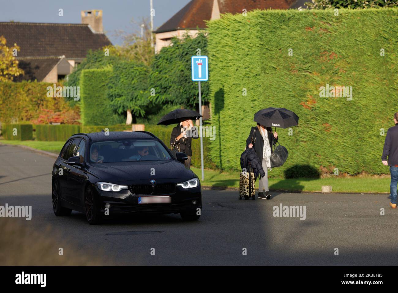 Parigi, Francia, 26 settembre 2022. ATTENZIONE EDITORI - IMMAGINE RIFILANTE - SI PREGA DI UTILIZZARE QUESTA VERSIONE DELLA FOTO CON OFFUSCATA TARGA - l'immagine mostra le persone nella zona vicino alla casa del Ministro Van Quickenborne, a Kortrijk, Lunedi 26 settembre 2022. Un pacchetto sospetto è stato scoperto all'inizio di questa sera. Van Quickenborne è stato sotto la protezione della polizia più alta da questo fine settimana. Quattro persone, note per essere associate a crimini contro la droga, sono state arrestate nei Paesi Bassi per minacce a lui e alla sua famiglia, possibilmente pensando di rapirlo. BELGA FOTO KURT DESPLENTER Foto Stock