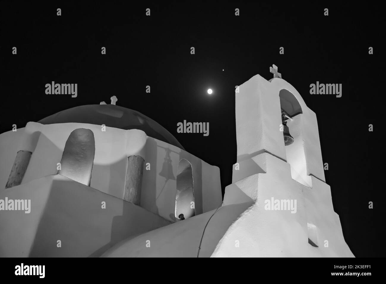 Vista della cima di una chiesa greca ortodossa e della luna in Grecia iOS in bianco e nero Foto Stock