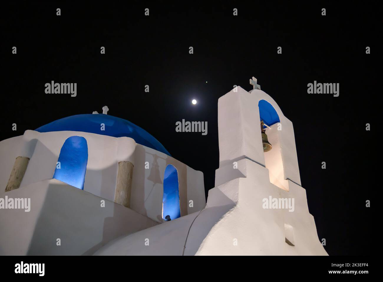 Vista della cima di una chiesa greca ortodossa e della luna in Grecia iOS Foto Stock