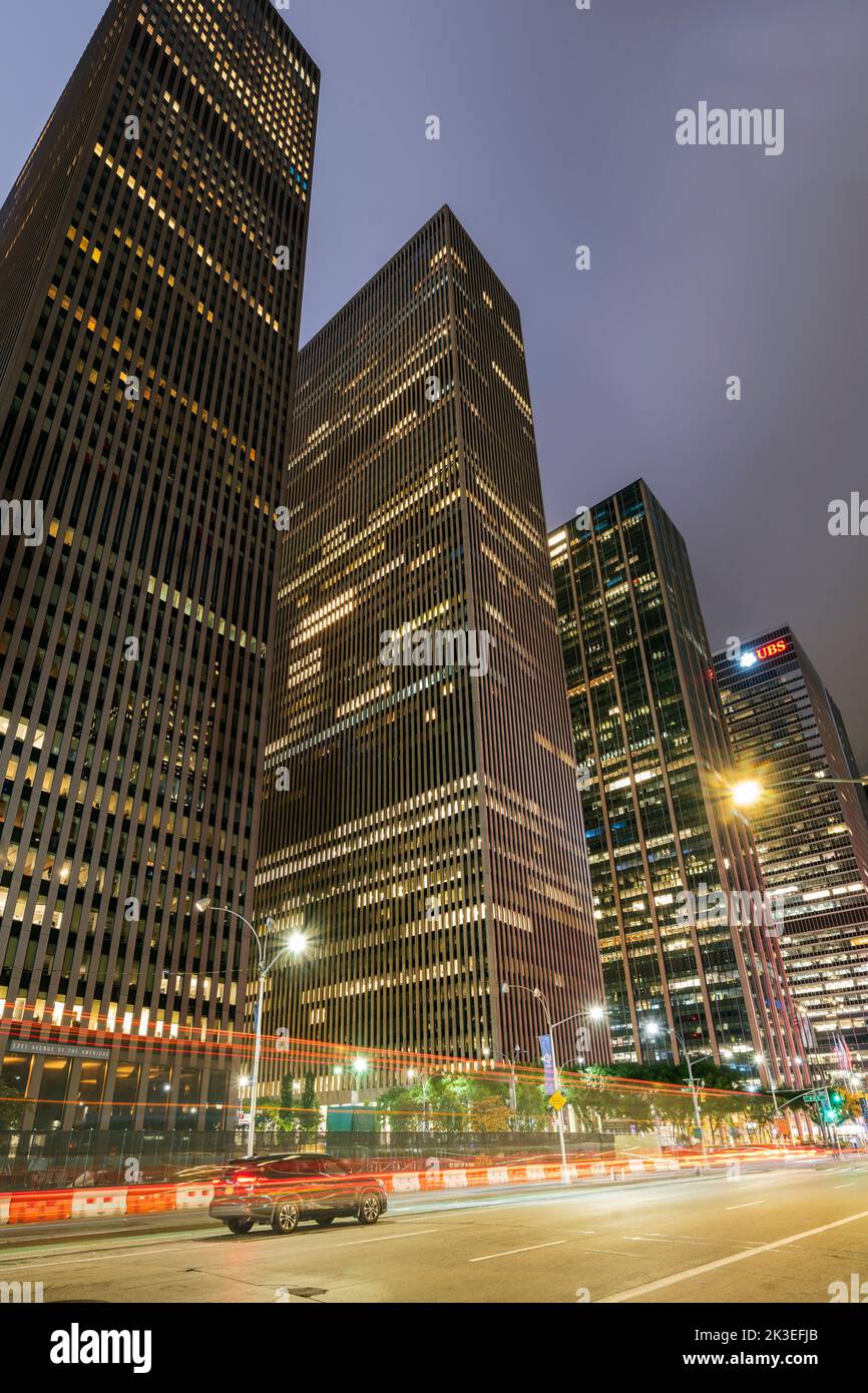 Vista notturna di 6th Avenue (Avenue of the Americas), Manhattan, New York, USA Foto Stock