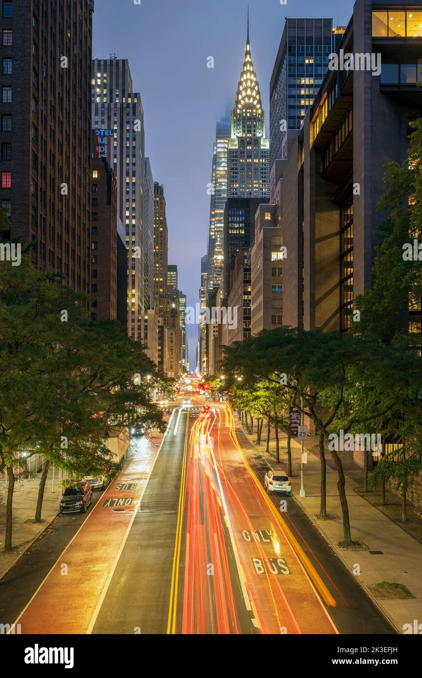 Vista notturna della East 42nd Street con Chrysler Building, Manhattan, New York, USA Foto Stock