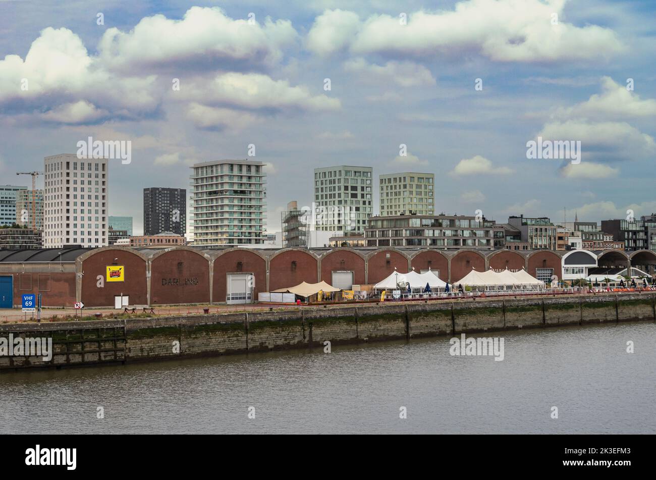 Anversa, Fiandre, Belgio - 10 luglio 2022: Lungo il fiume Scheldt. Waagnatie storico magazzino complesso sulla banchina sotto blu mattina nuvoloso paesaggio. Alta co Foto Stock
