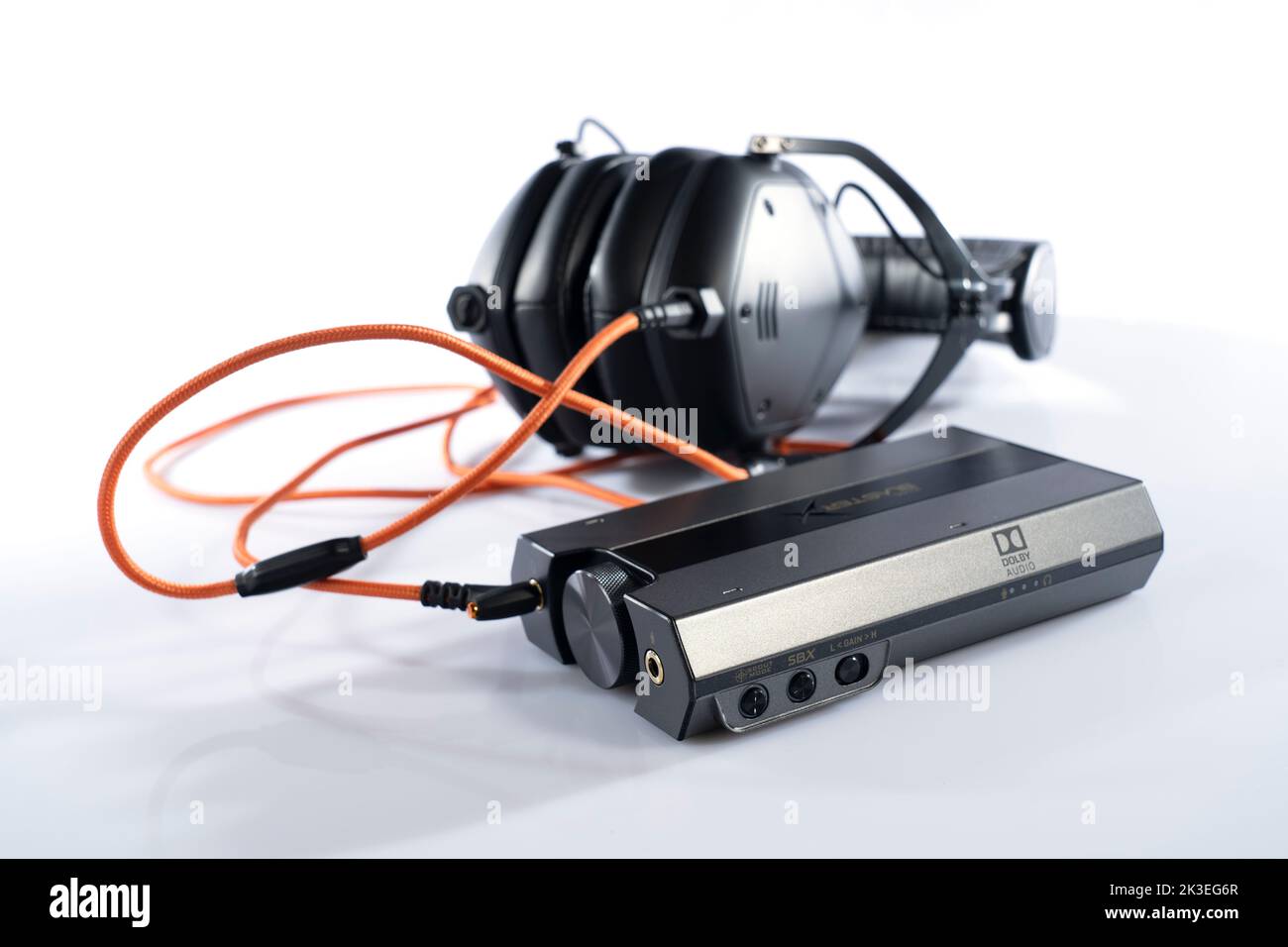 Creative Sound BlasterX G6 scheda audio esterna e DAC per PlayStation PC e console di gioco isolato su bianco. Fotografia scattata il 26 settembre 2022 Foto Stock