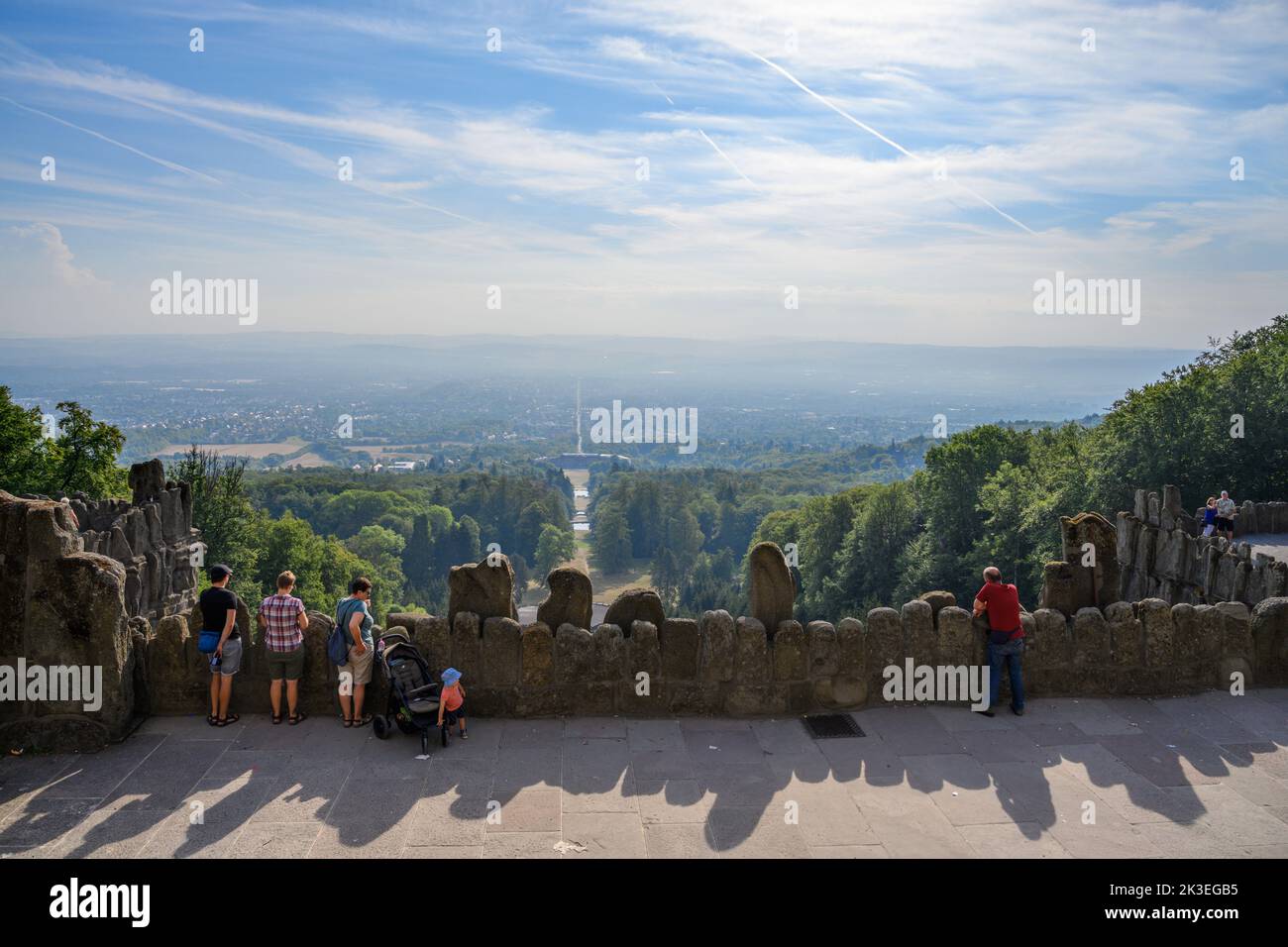 Vista sul parco dalla terrazza del Monumento Hercules (Herkules), Bergpark Wilhelmshöhe, Kassel, Germania Foto Stock