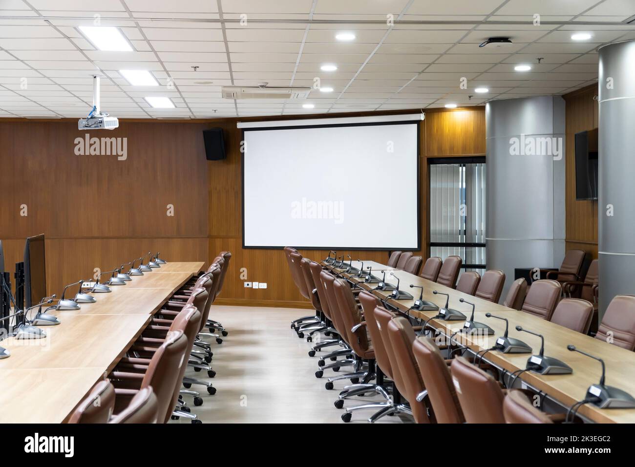 Sala conferenze interna, sala riunioni, sala riunioni, sala riunioni, ufficio, con lavagna luminosa. Foto Stock