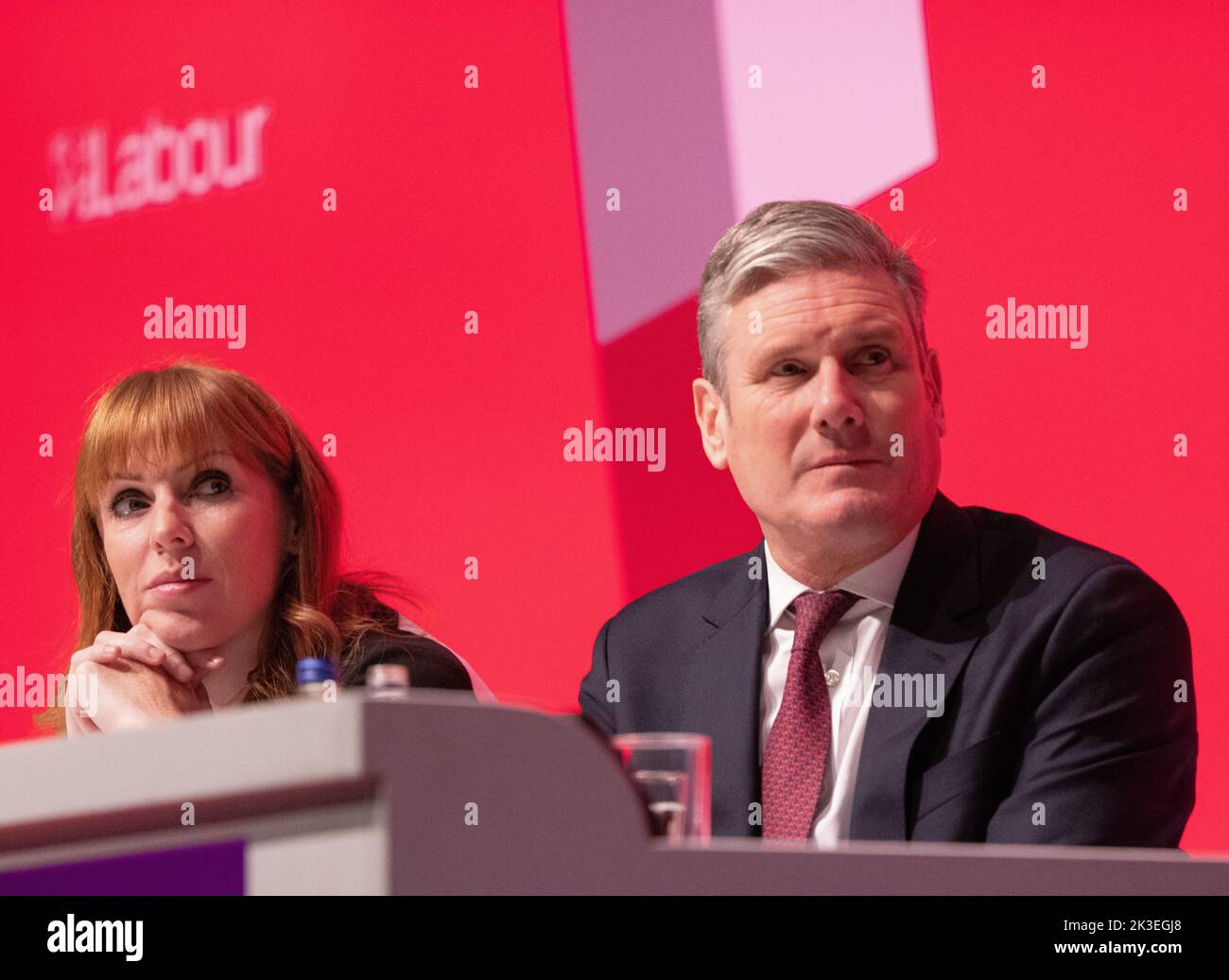 Liverpool, Regno Unito, 26.September 2022 Angela Rayner Vice leader, e Keir Starmer guardare Rachel Reeves, Shadow Cancelliere dello scacchiere si rivolge alla conferenza del lavoro a Liverpool. Liverpool Kings Dock. Liverpool, Regno Unito. Immagine: gary Roberts/worldwidefeatures.com Foto Stock