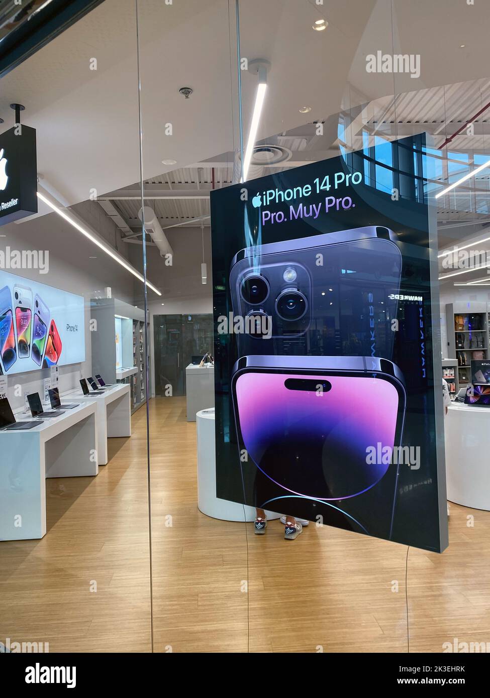 Oviedo, Spagna - 17 settembre 2022: Poster pubblicitario su un App Store che annuncia l'iPhone 14 Pro. Foto Stock