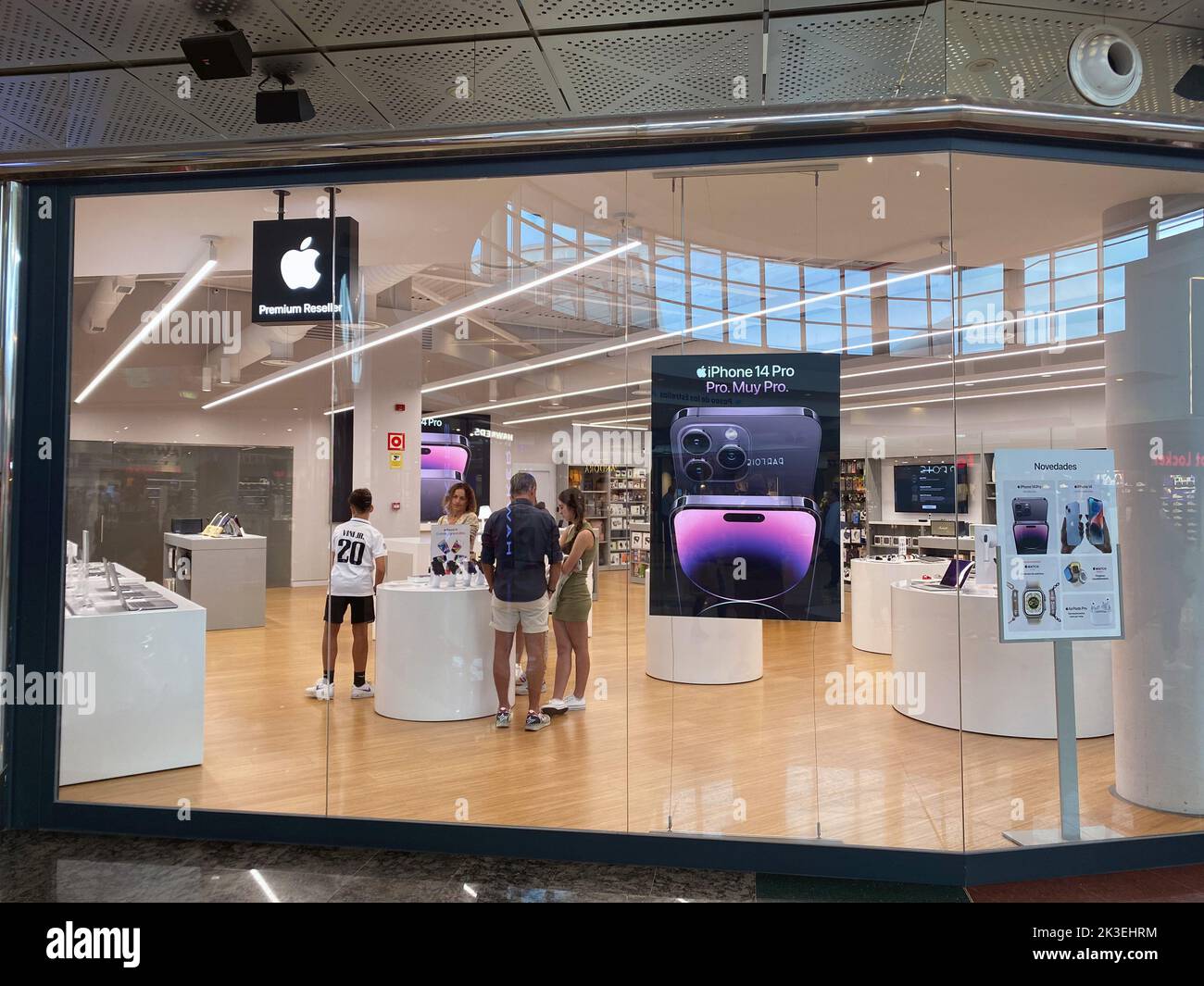 Oviedo, Spagna - 17 settembre 2022: Poster pubblicitario su un App Store che annuncia l'iPhone 14 Pro. Foto Stock