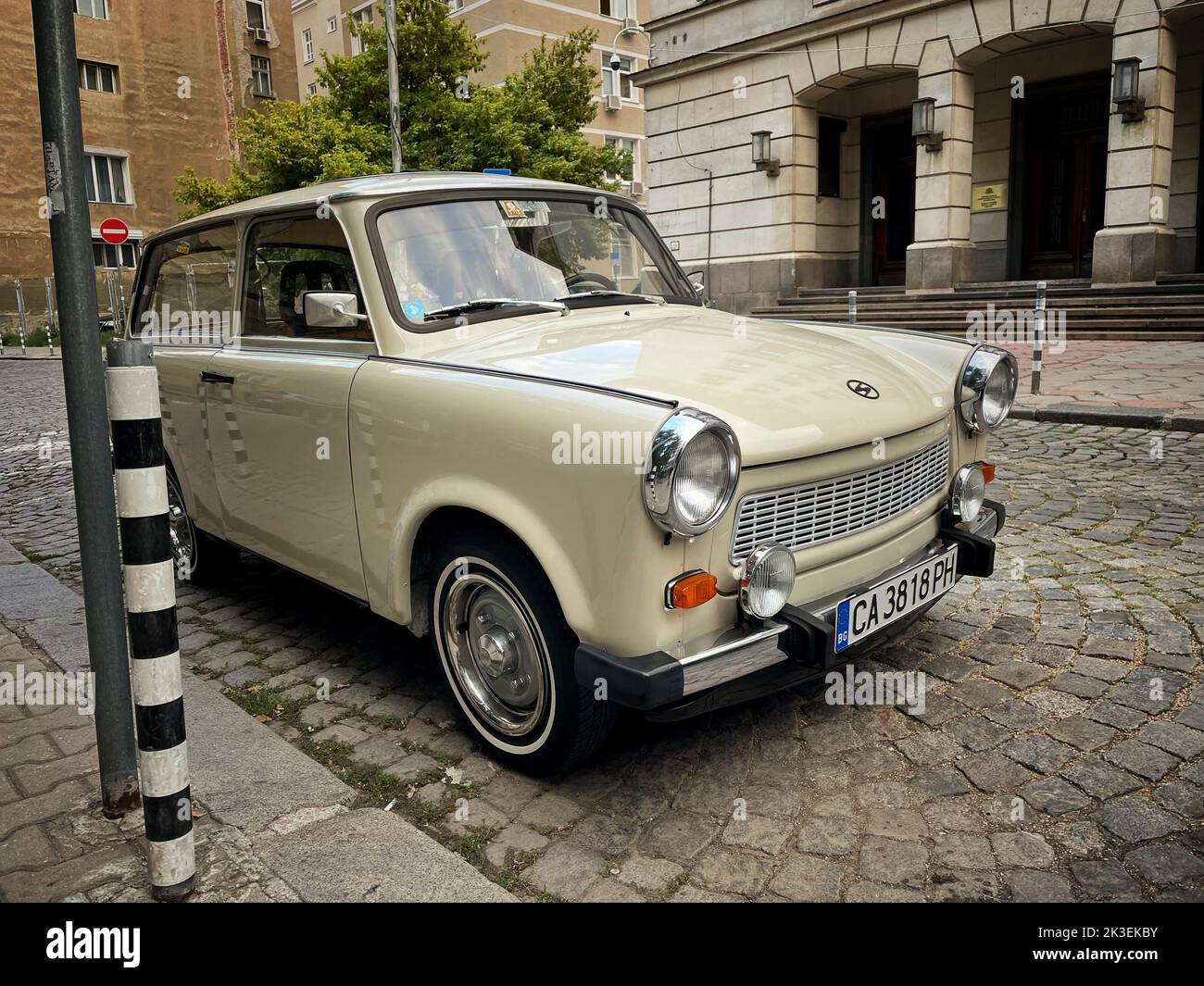 Sofia, Bulgaria - 12 settembre 2022; vecchia stazione Trabant vagone auto parcheggiato nel centro della città Foto Stock